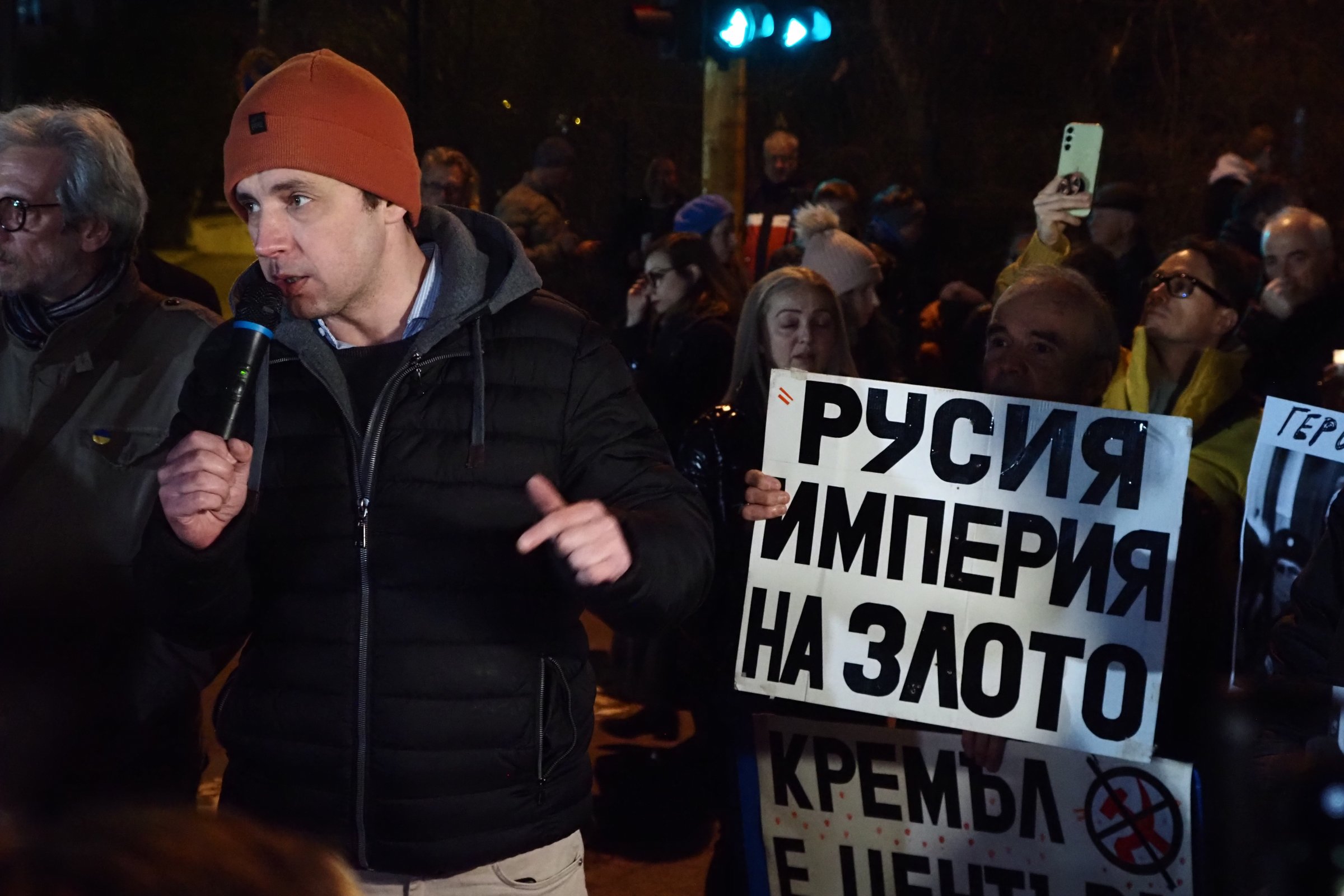 Пред руското посолство в София се събраха стотици на протест заради смъртта на Навални