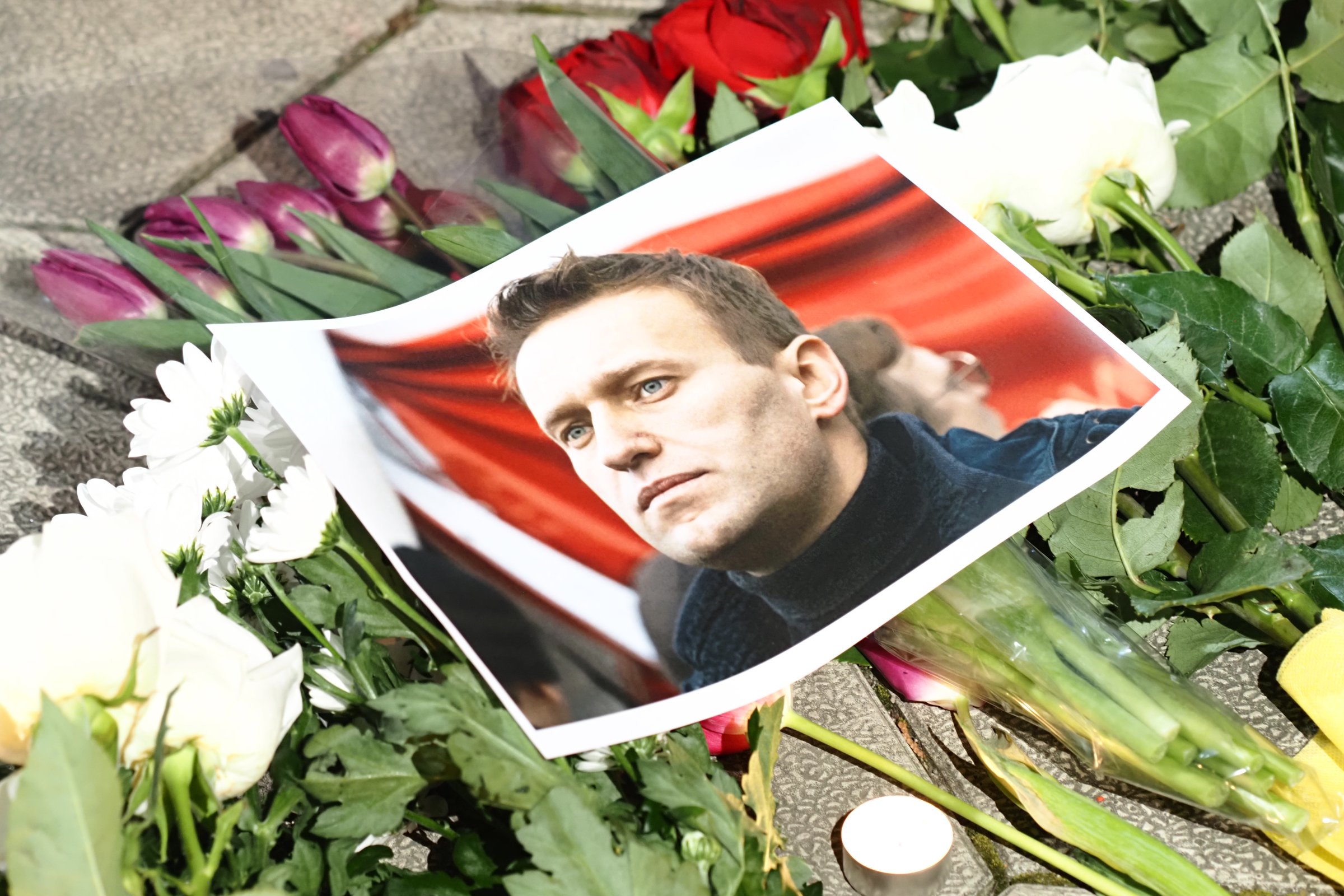 Цветя и свещи в памет на Навални в София
