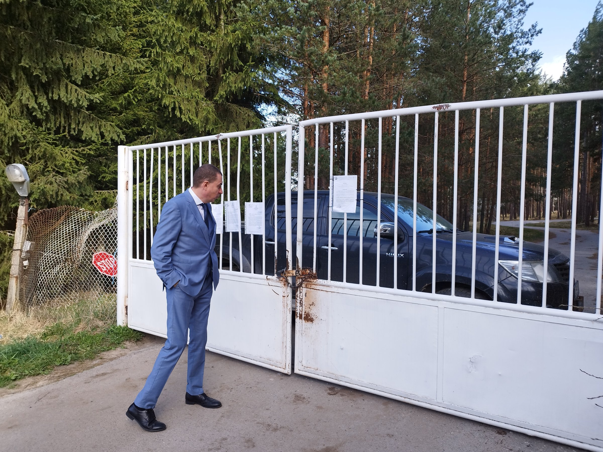 Главният архитект на София Здравко Здравков пред барикадираната врата на ловното стопанство 