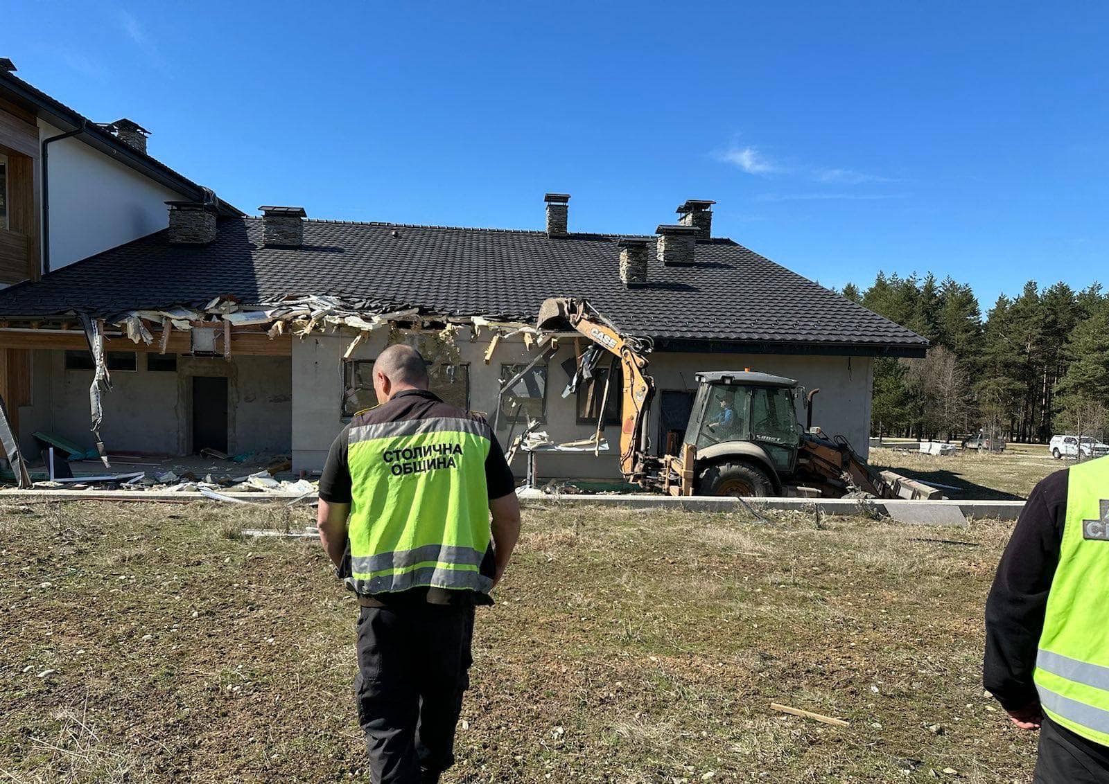 Demolition of the Wolf's hunting hotel by the dam has begun