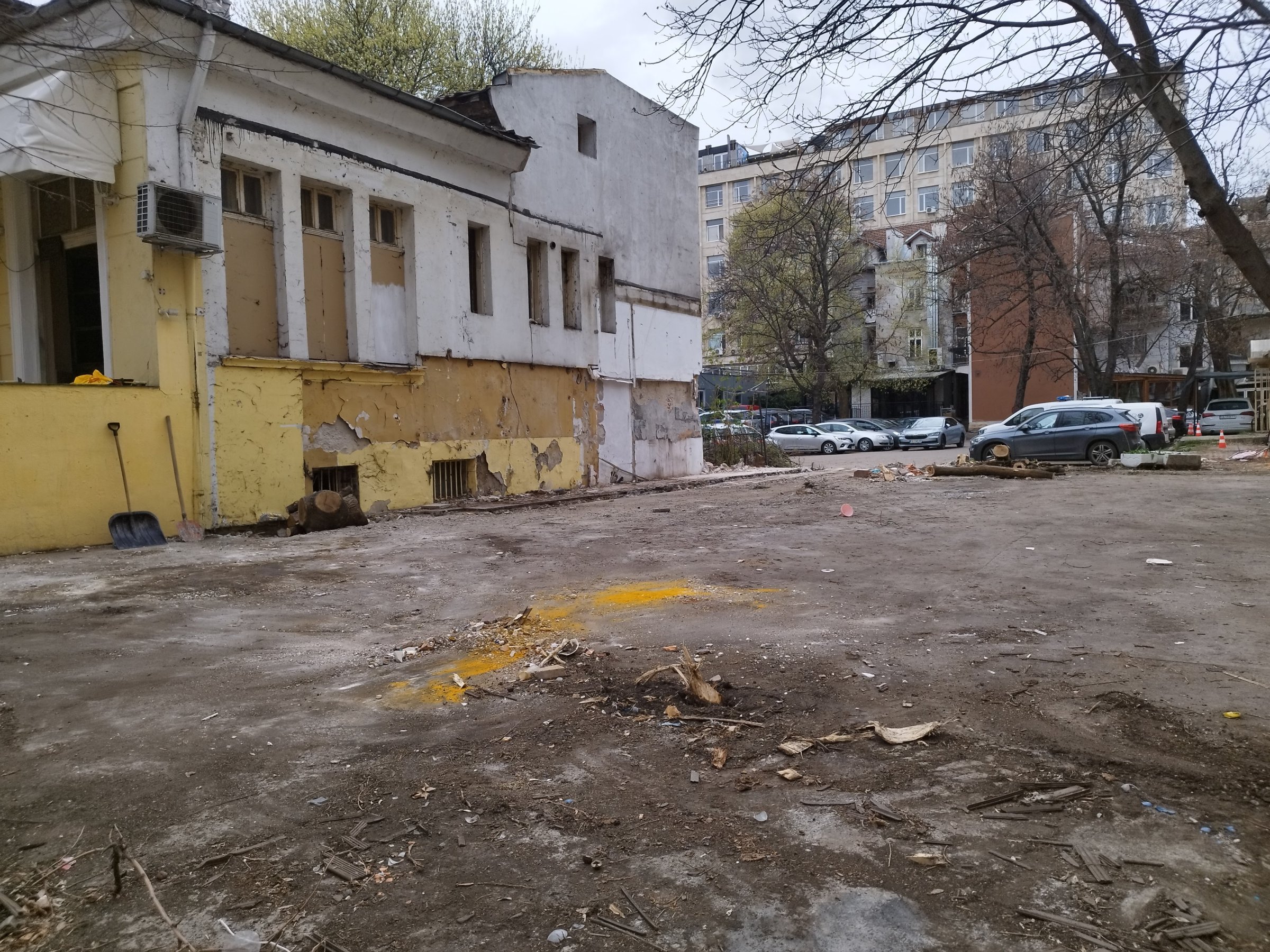  Разчистване на двора на 