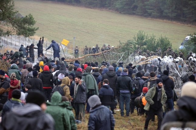 Продължава кризата с мигрантите на полската граница с Беларус (ГАЛЕРИЯ) -  Mediapool.bg