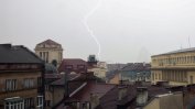 Проливен дъжд, на места придружен и от градушка, продължава да се изсипва над София, Сн.БГНЕС