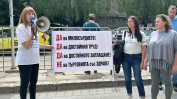 "Защо при това търсене цената ни не се качва?". Медицински сестри протестират на празника си