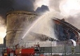 Пред потушаване е пожарът в британското нефтохранилище 