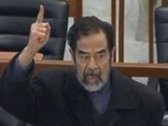 Саддам крещя лозунги против Буш в съдебната зала