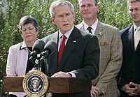 Буш подписа строежа на стена по границата с Мексико