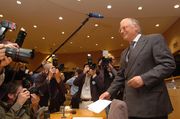 Гюнтер Ферхойген под натиск заради афера с шефката на кабинета си