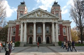 Частна ледена пързалка изненада Народния театър и общинари