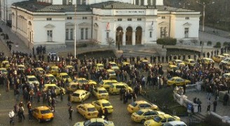 С променлив успех и скандали таксиджиите започнаха преговори с властта 