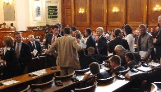 Опозицията внесе вот на недоверие към правителството 