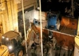 Кипърските гърци разрушават разделителна стена в Никозия 