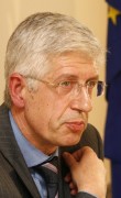 Станишев махна Овчаров. Засега временно
