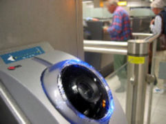 Пълни пръстови и ирисови отпечатъци ще снемат от пътниците на 10 летища в САЩ