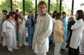 Медиците от “Пирогов” протестират с ленти “Аз лекувам от заплатата си”