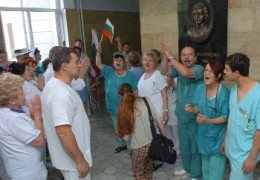 Смекчава се тонът към стачниците в "Пирогов"