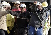 Хиляди работници заклещени в златна мина в Южна Африка