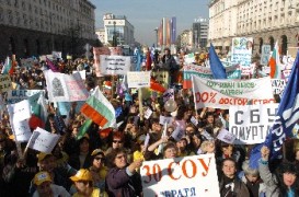 Учителската стачка прераства в граждански протест
