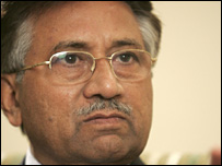 Мушараф сдава поста шеф на Генщаба, обявява временен кабинет 