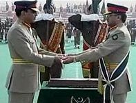 Мушараф сдаде командването на пакистанската армия