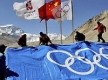 Олимпийският огън се изкачи на Еверест