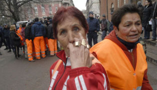 Роми протестираха пред общината в защита на "Новера"