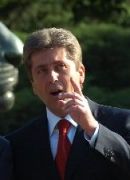 Първанов не знае защо правителството иззема функции на общината
