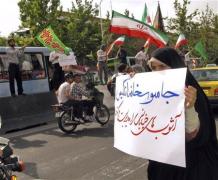 Нови сблъсъци между протестиращи и полицаи в Техеран