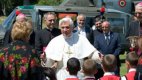 Папа Бенедикт XVI спука китка при падане 