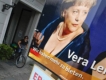 Меркел лъсна с дълбоко деколте на предизборни плакати