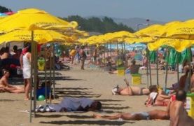 Отливът на туристи намаля в разгара на сезона