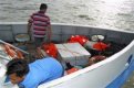 Претоварен индонезийски ферибот потъна, повечето пътници са оцелели 
