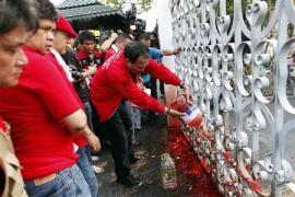 Тайландци изляха кръвта си в протест срещу властта