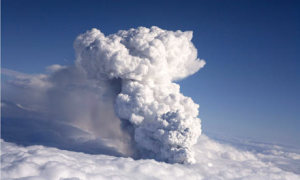 Вулканичната пепел продължава да отменя полети