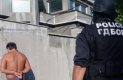 МВР пусна видео как замерват по главата арестуван човек