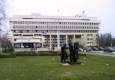 Външното министерство изтегля от чужбина 250 служители, за да пести