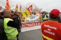 Френската полиция деблокира със сила окупирани от стачници петролни хранилища