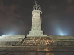 "Берлинската стена падна, окупаторският паметник стои!"