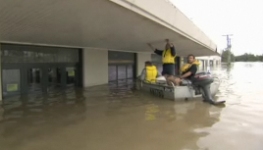 Наводнения в Австралия евакуираха 1000 души 