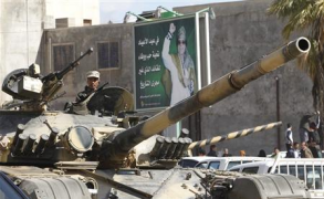 Кадафи удари завзети от бунтовниците градове