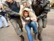 Десетки арестувани на протестен митинг в Деня на Русия 