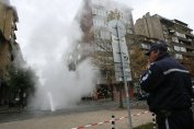 От спукан топлопровод бликна десетметров фонтан в центъра на София