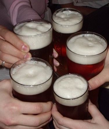 Българинът работи 47 минути за литър бира, европеецът – осем