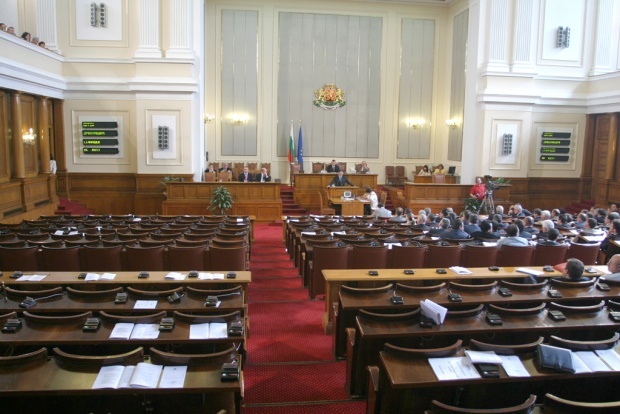 Скандал и писъци прекъснаха извънредното заседание на депутати