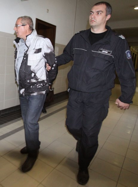 Съдебната охрана води Петко Митевски към залата.