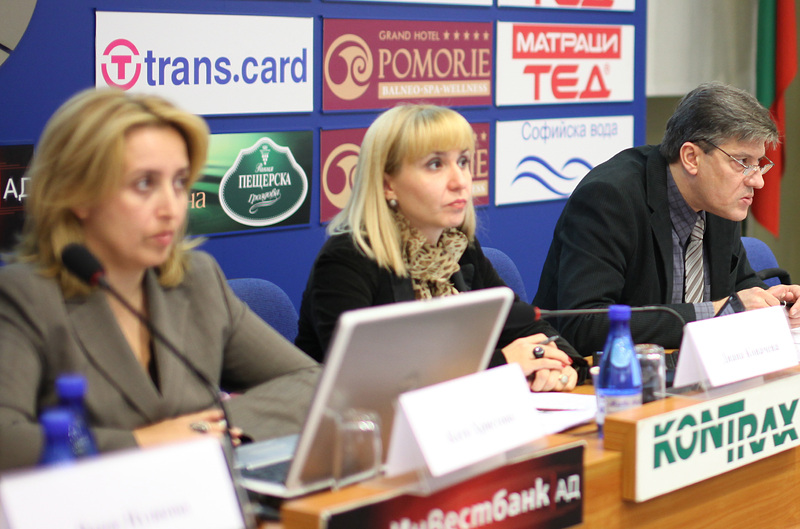 Диана Ковачева (в средата) и Антоний Гълъбов (вдясно). Снимка: БГНЕС
