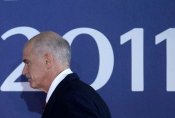 Папандреу склони на служебно правителство и избори, референдум няма да има