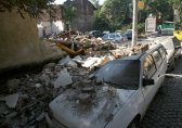 Срутена стена потроши коли в центъра на София