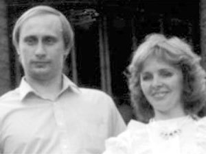 Любителска снимка на Владимир Путин и съпругата му Людмила в берлинския Трептов-парк
