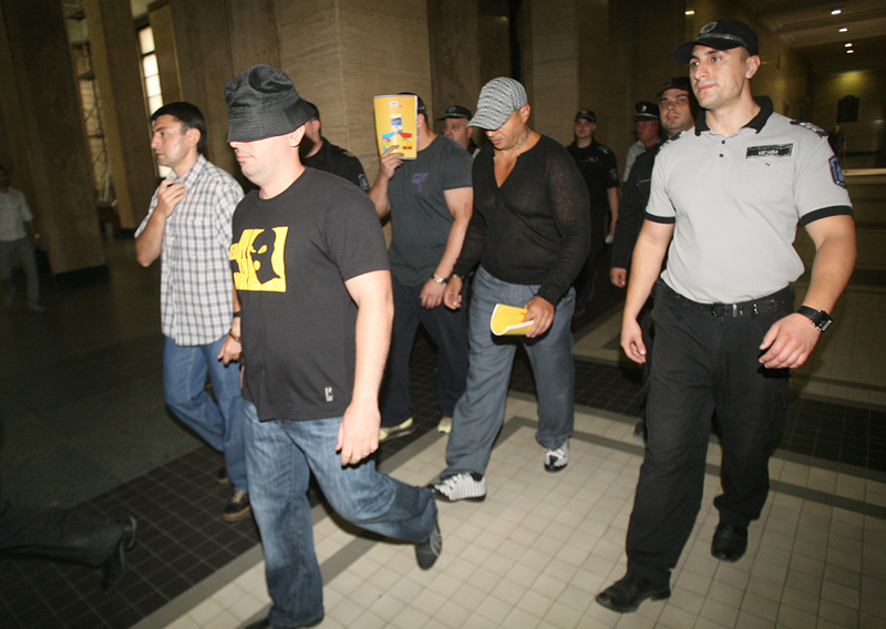 Любомир Димитров (вторият отляво надясно) върви с останалите подсъдими към съдебната зала. Снимка: БГНЕС